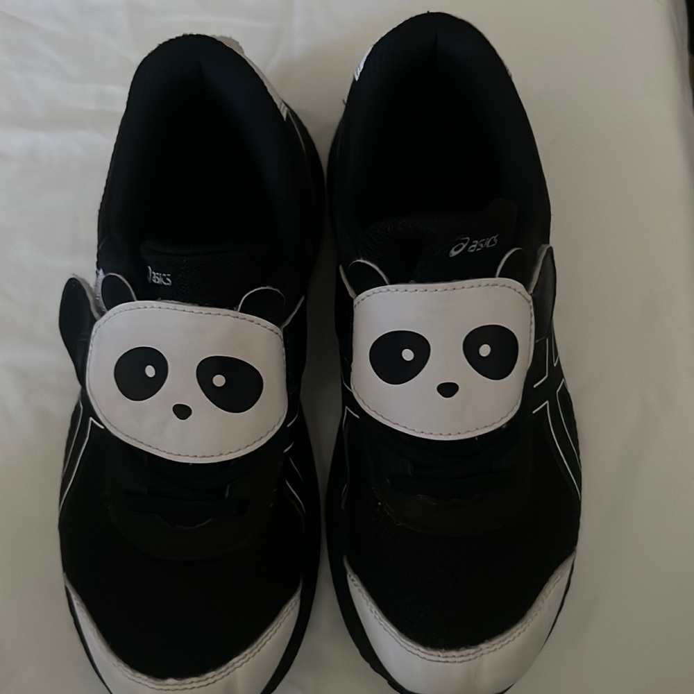 Size 3 ASICS kid sneaker used but good condition.